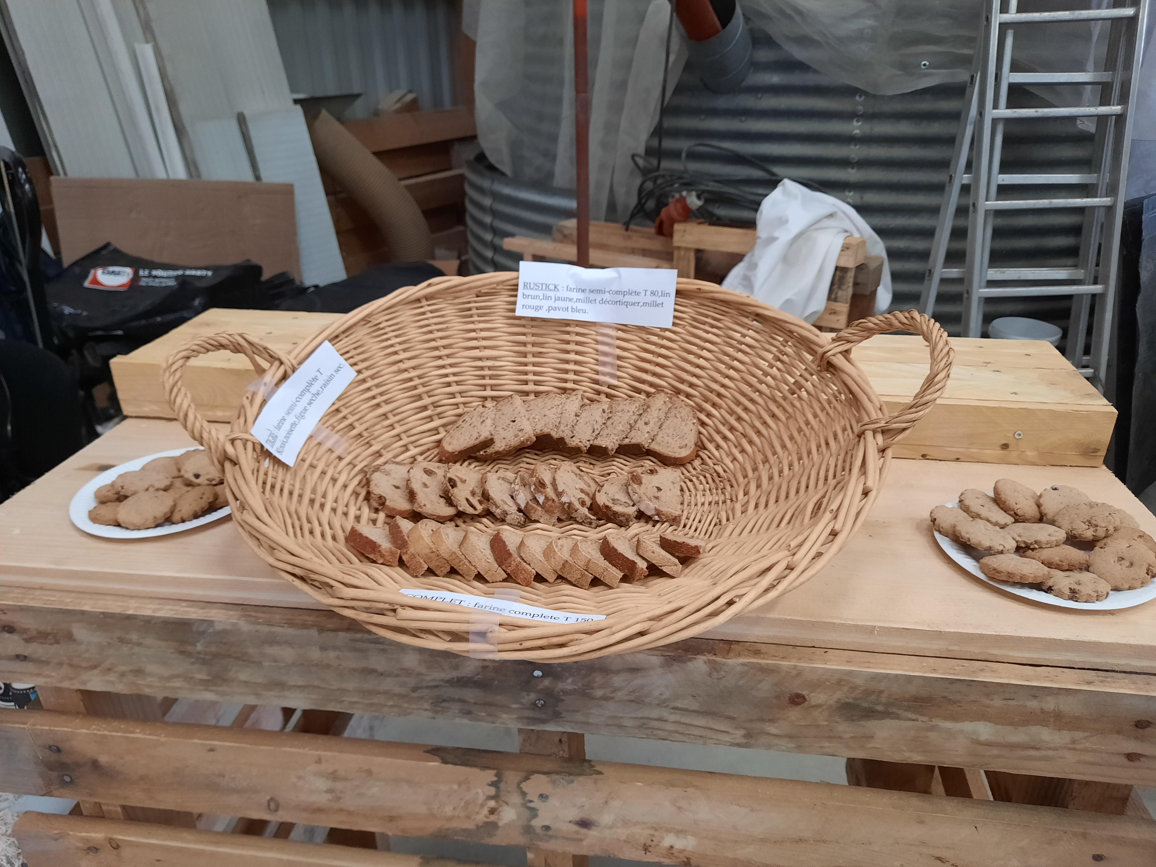 Photo de Démonstration d'un moulin à meule de pierres 