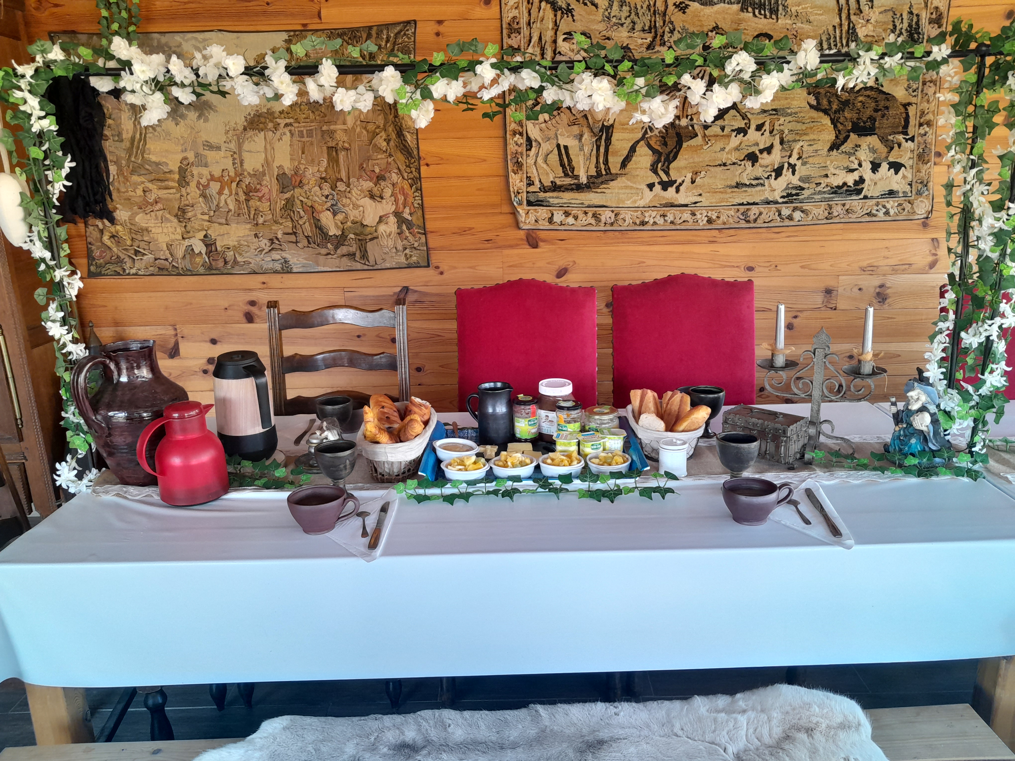 Photo de CITEE MEDIEVALE AVEC HEBERGEMENTS INSOLITES CHATEAU EN BOIS, MAISON DE SORCIERE ET CABANE DES ELFES