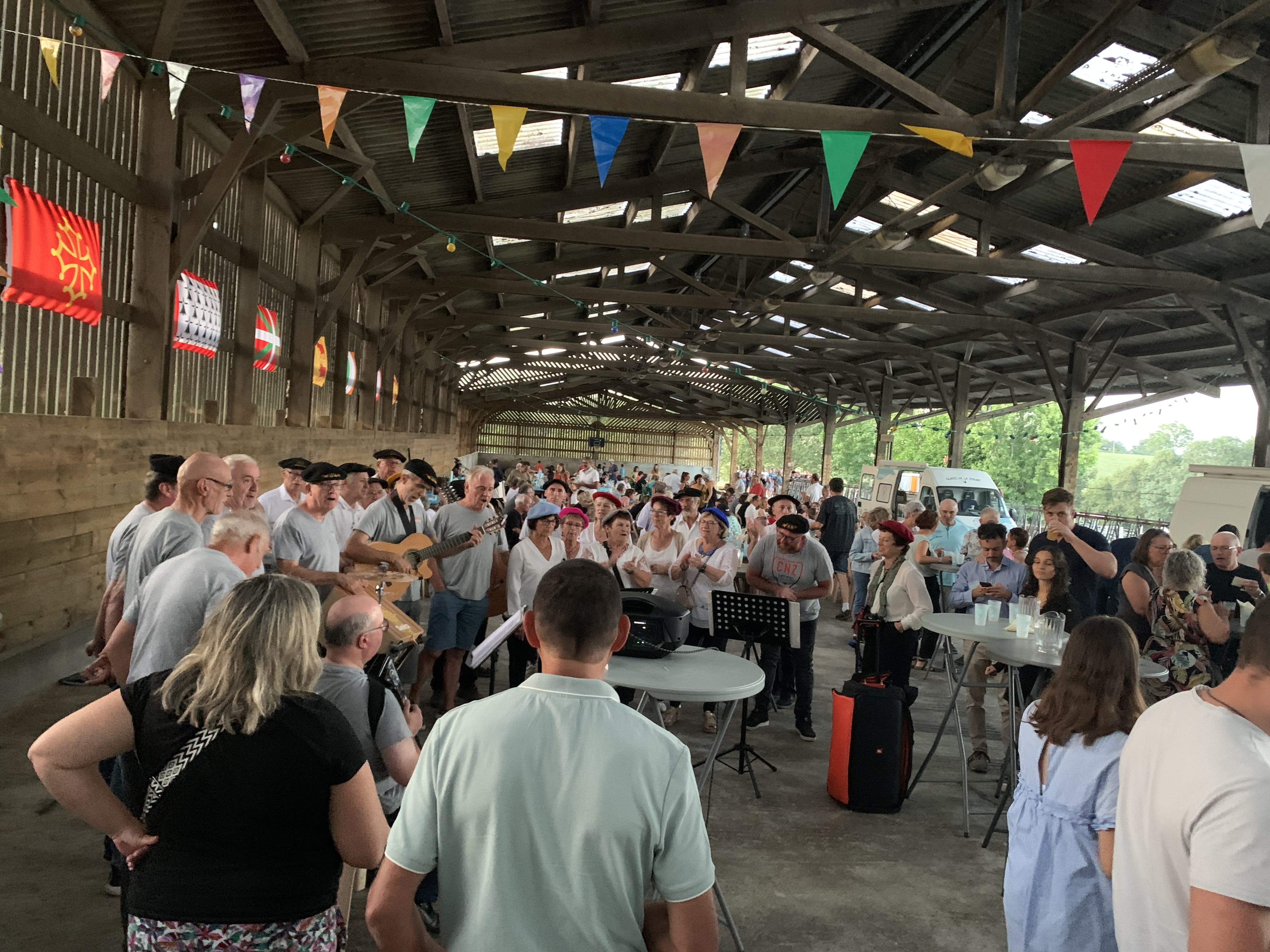 Illustration de l’expérience Soirée bœuf à la broche et chants béarnais