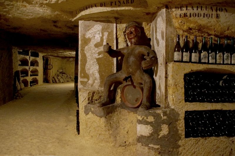 VISITE GUIDÉE DES CAVES TROGLODYTES ET DÉGUSTATION DES VINS